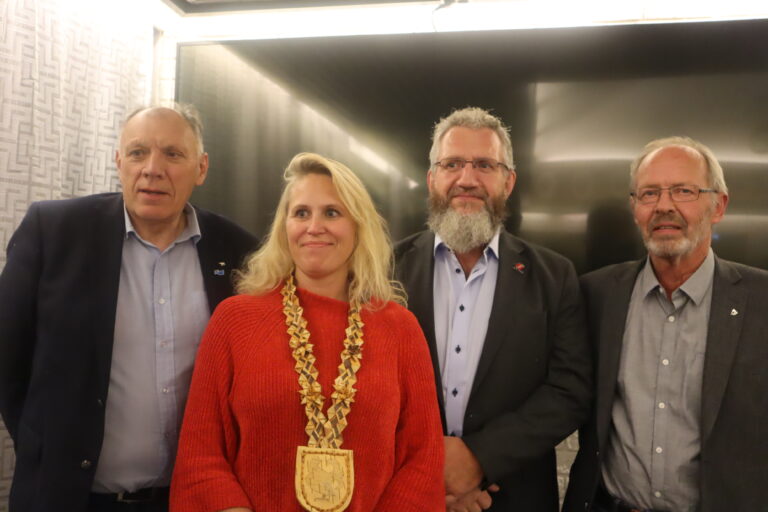 Etter mye usikkerhet endte det opp med å bli et bredt politisk samarbeid i Eidskog kommune. F.v. Guttorm Kristiansen (H), Kamilla Thue (Ap), Gjermund Fjeldskogen (FrP) og Viggo Fossheim (Sp).