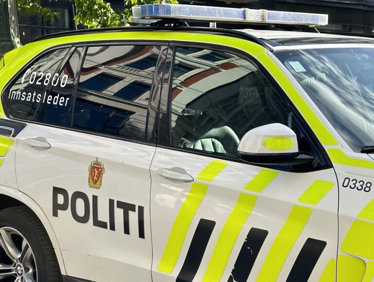 Nødetatene har rykket ut til Matrand etter melding om en utforkjøring.