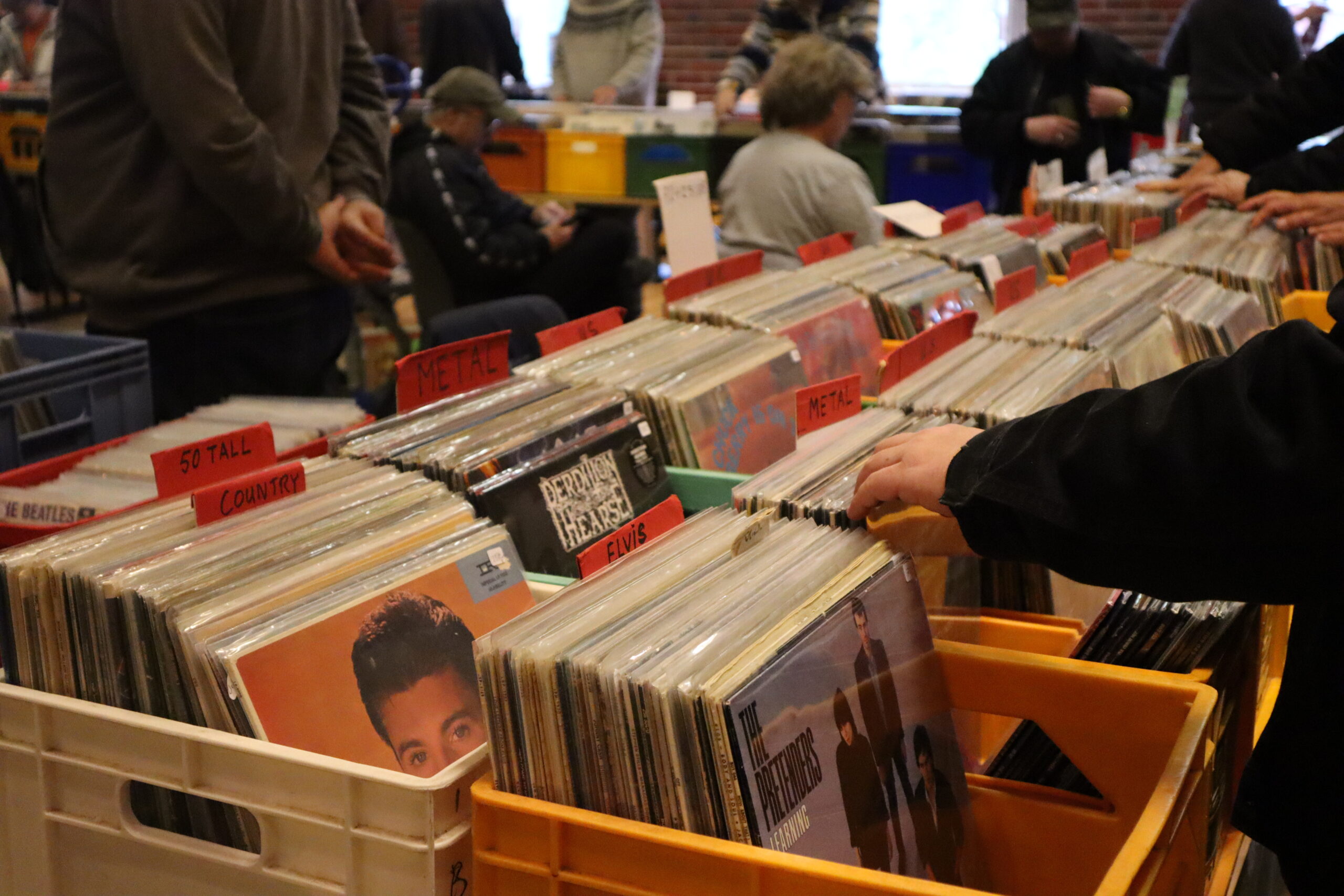 Det var en god del vinyl å gå igjennom under lørdagens Vinylmesse på Magnor.