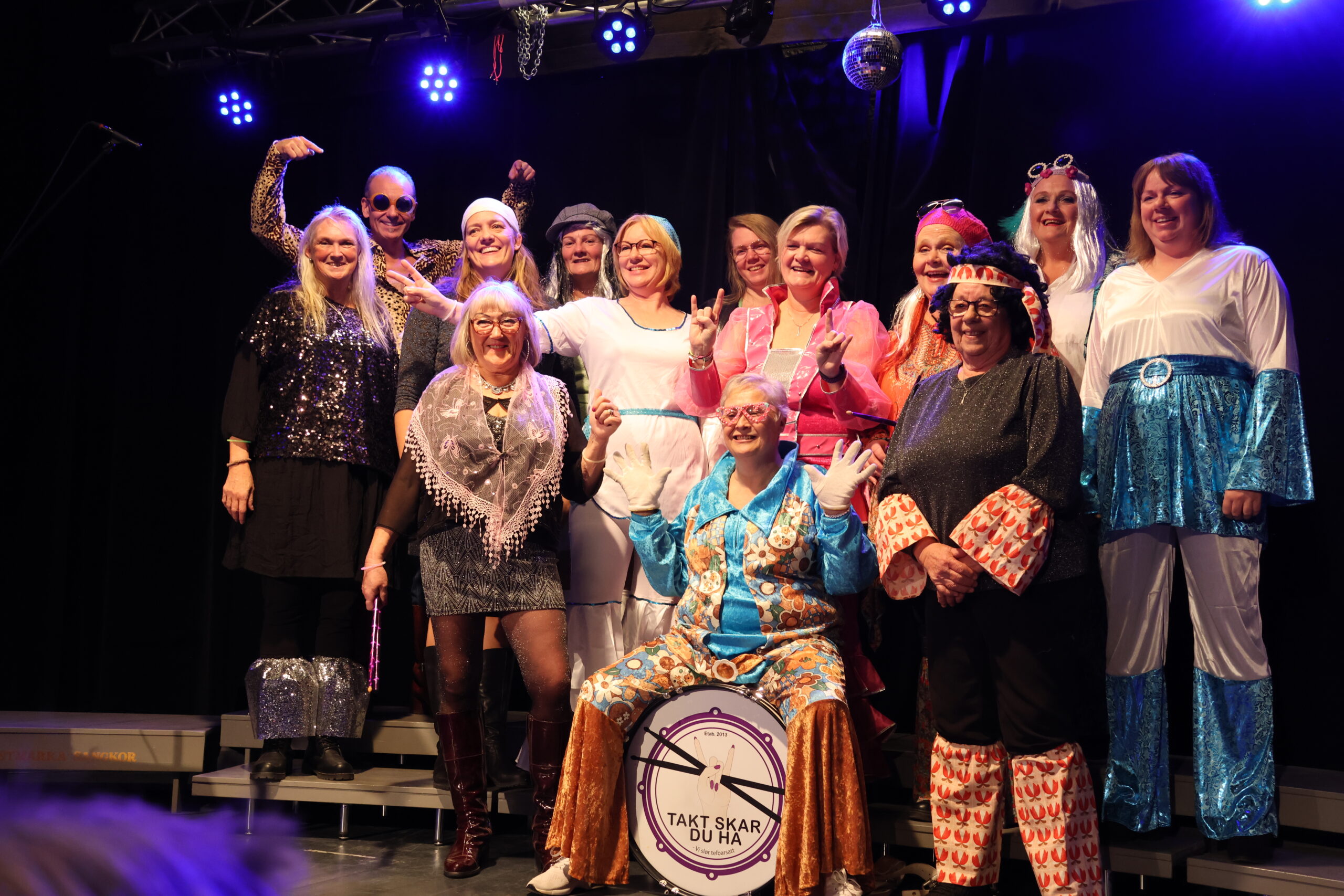 Takt Skar Du Ha stilte opp til "fotoshoot" etter konserten i sine tidsriktige kostymer.