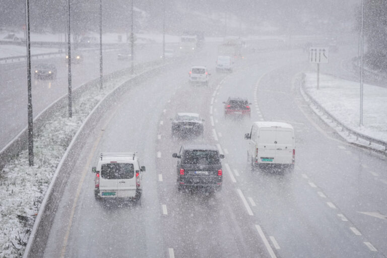 Meteorologene ber bilister som ennå ikke har skiftet til vinterdekk, om å gjøre det nå.