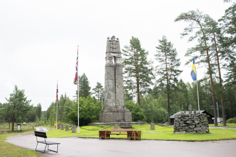 På fredag vil fredsmonumentet på Morokulien lyse lilla.