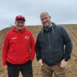 Greg Atkins (t.v.) har bygget baner over hele verden. Nå er han med for å forbedre banen på Magnor, og har blant annet med seg Pål Johansen fra Norges motorsport forbund.