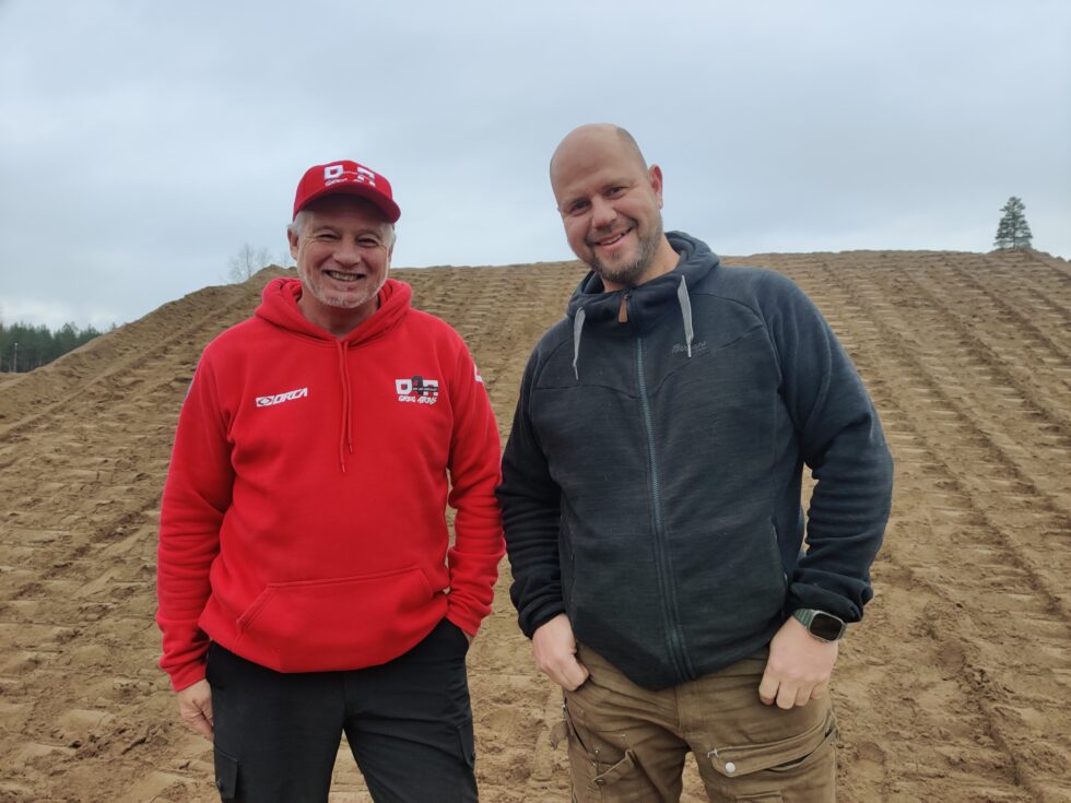 Greg Atkins (t.v.) har bygget baner over hele verden. Nå er han med for å forbedre banen på Magnor, og har blant annet med seg Pål Johansen fra Norges motorsport forbund.