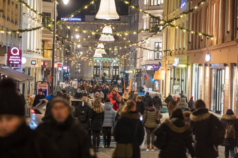 Virke regner med at i snitt så vil hver nordmann legge igjen rundt 12500 kroner i norske detaljhandelsbedrifter i årets julehandel.