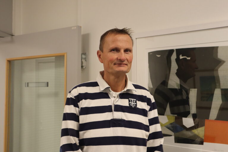 Rektor på Øvrebyen videregående skole, Øivind Smerkerud er fornøyd med å se at flere gjennomfører videregående opplæring.