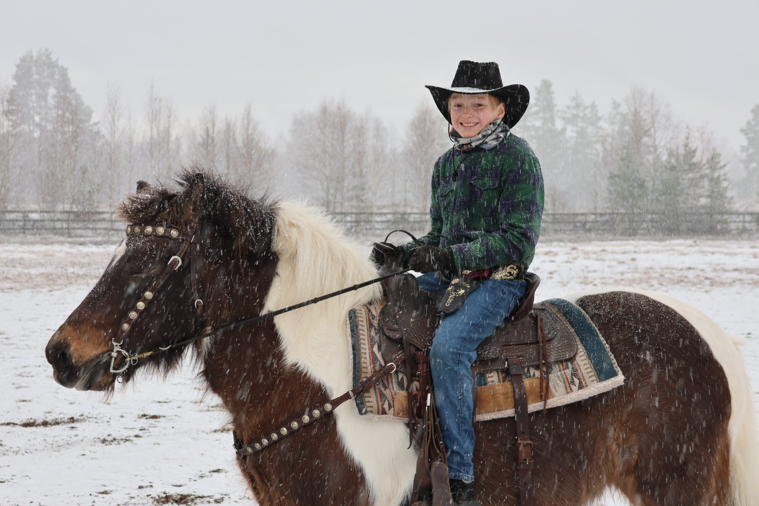 Viktor Huse Ingelsrudøya på Islandshesten Tritla. Viktor var kledd opp som cowboy for anledningen.