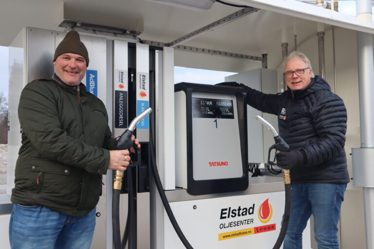 Andreas Repshus (t.v.) og Terje Larsson fra Elstad Oljesenter er fornøyd med å vise frem nyeste drivstoffanlegget i Eidskog.