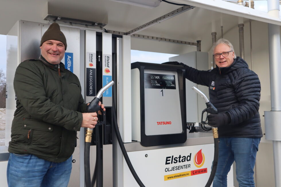 Andreas Repshus (t.v.) og Terje Larsson fra Elstad Oljesenter er fornøyd med å vise frem nyeste drivstoffanlegget i Eidskog.