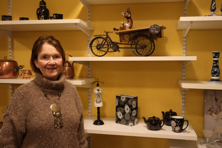 Berit Liland har brukthandelen på Åbogen som hobby.