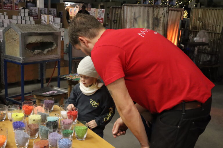 To medlemmer fra Takt skar du ha utkledd i julens farger, og ga oss en hyggelig velkomst.