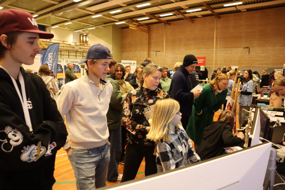 Tirsdag kveld var det nærmest stinn brakke i Tråstadhallen da 10. klassingene troppet opp på utdanningsmesse.