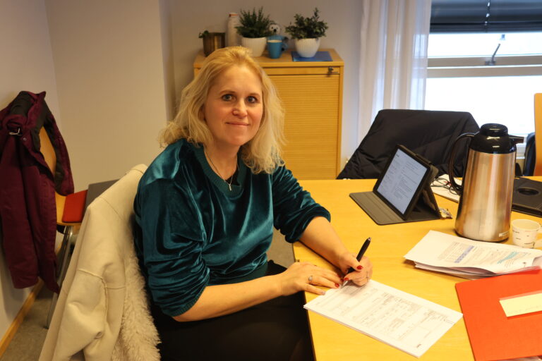 Ordfører Kamilla Thue signerer skjøtet som gjør at Statsbygg blir ny eier av tomta langs grensegata ved Morokulien.