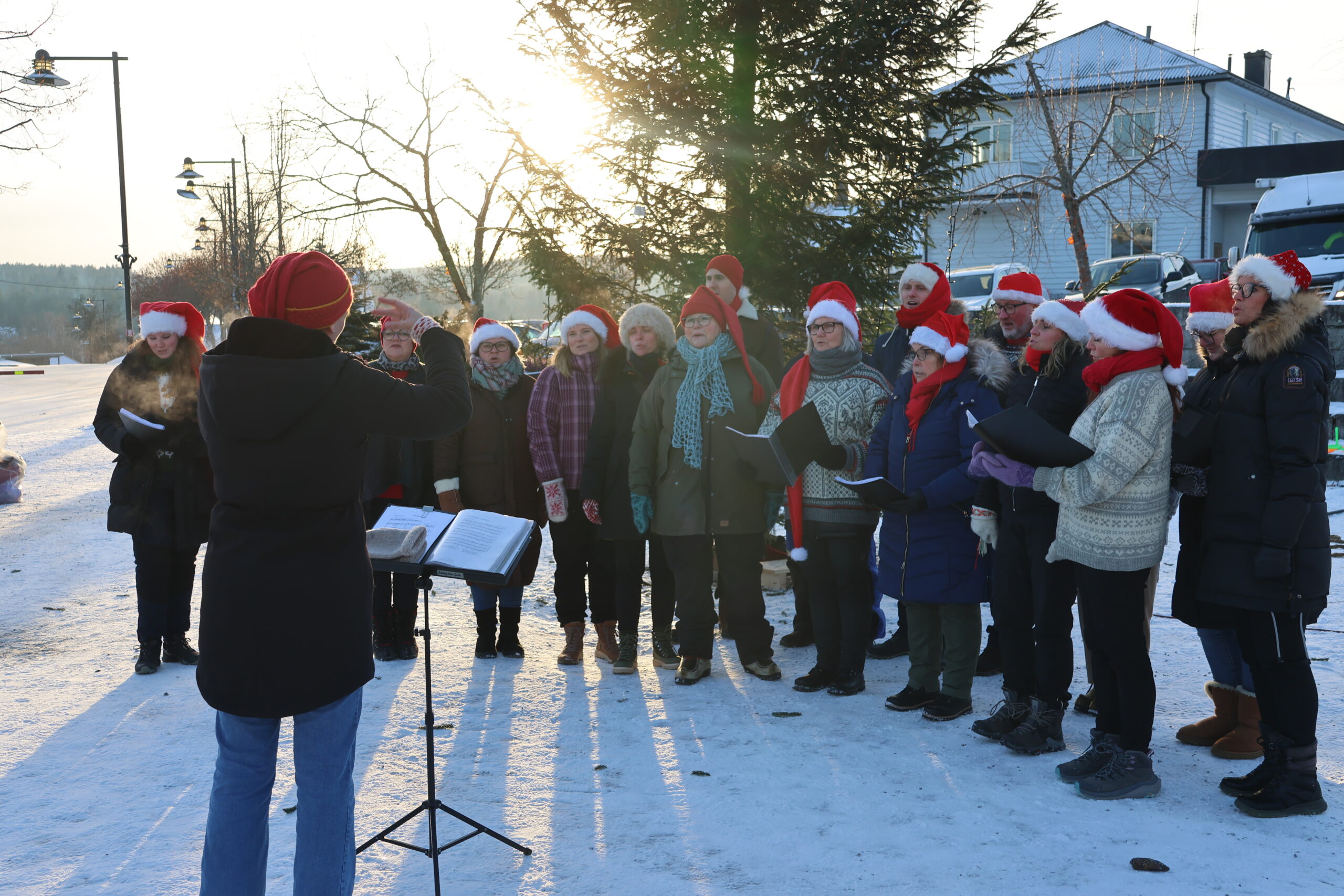 Vestmarka Sangkor sørget for den rette julestemningen med vakker korsang.