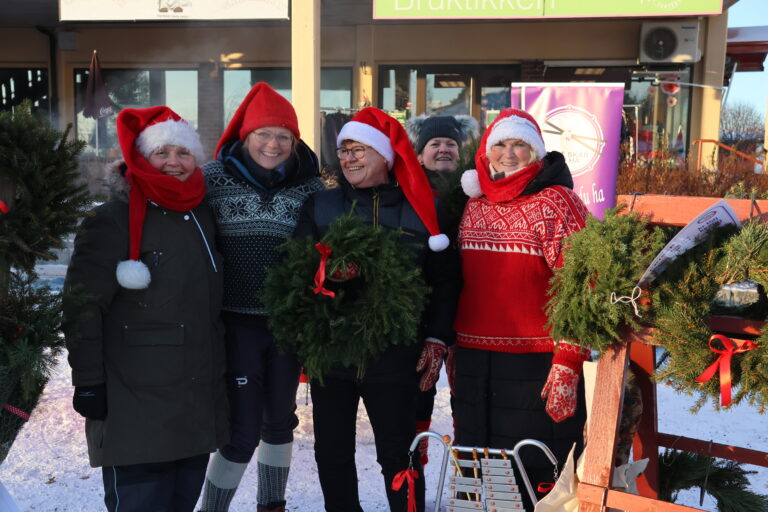 Gitte Ljøner (f.v.), Anne-Hege Sølverud, Elin Holsæther, Trine Ånerud og Cathrine Rindal fra korpset Takt Skar Du Ha solgte julekranser til inntekt for trommekorpset.