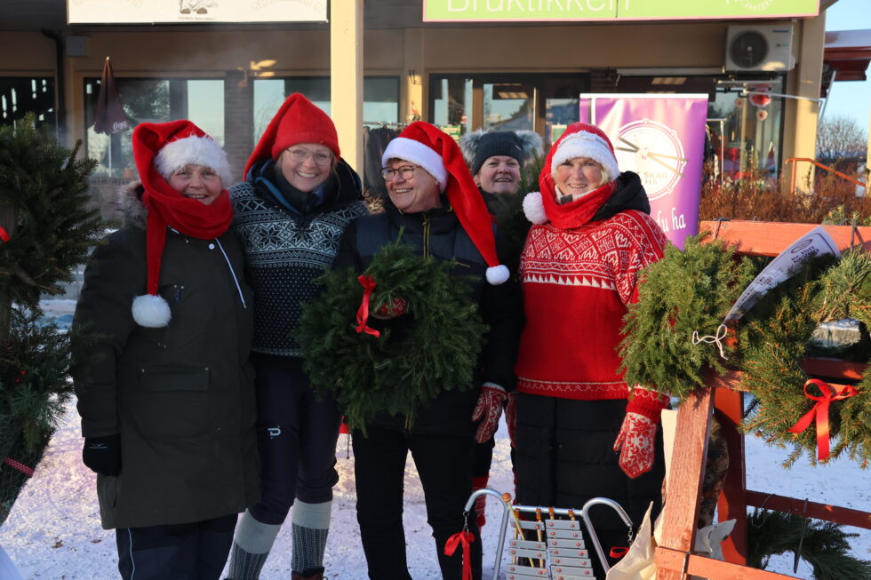 Gitte Ljøner (f.v.), Anne-Hege Sølverud, Elin Holsæther, Trine Ånerud og Cathrine Rindal fra korpset Takt Skar Du Ha solgte julekranser til inntekt for trommekorpset.