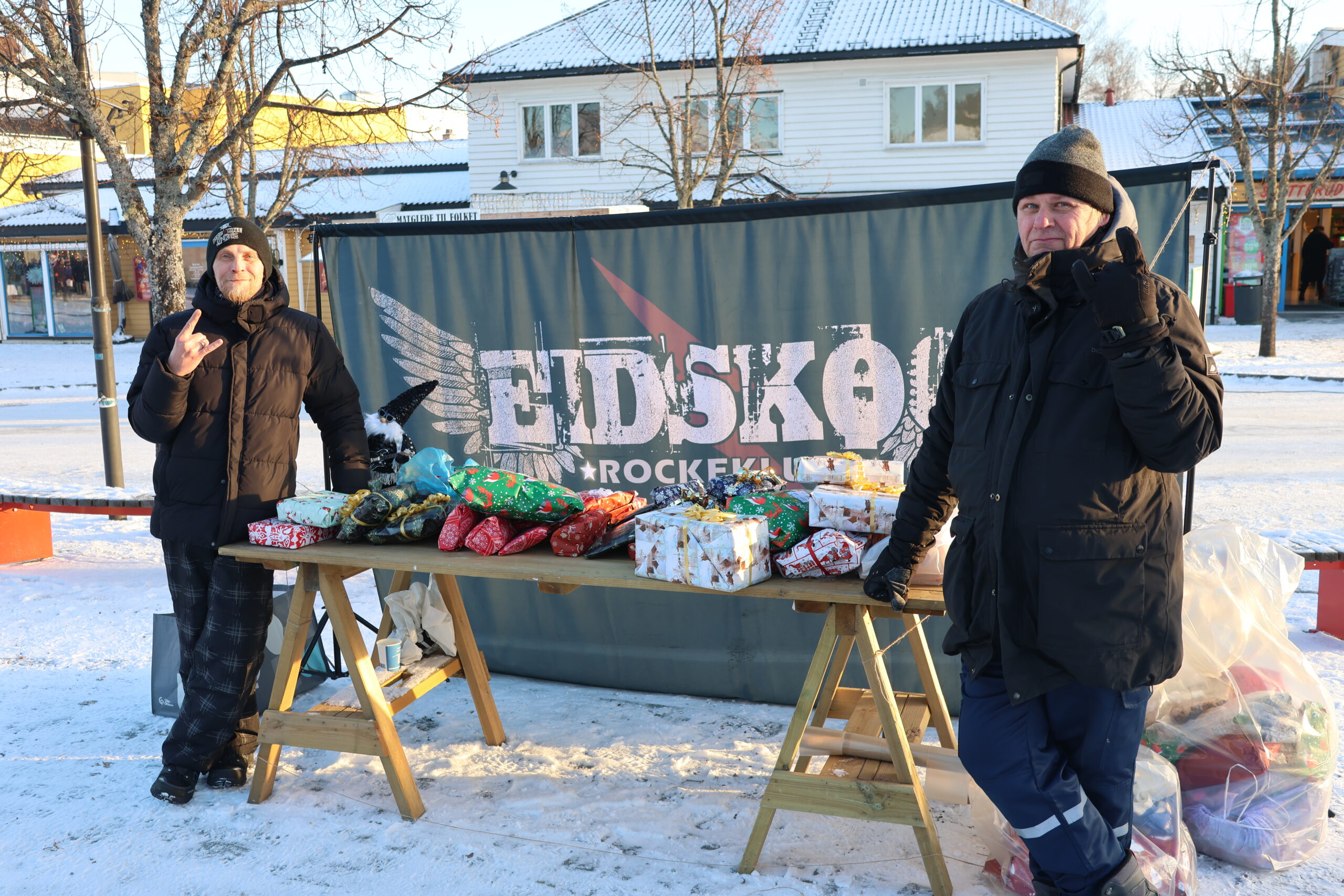 Ken Roger Lundhaug (t.v.) og Nils Sagen fra Eidskog rockeklubb samlet inn julegaver som gis videre til vamskeligstilte.
