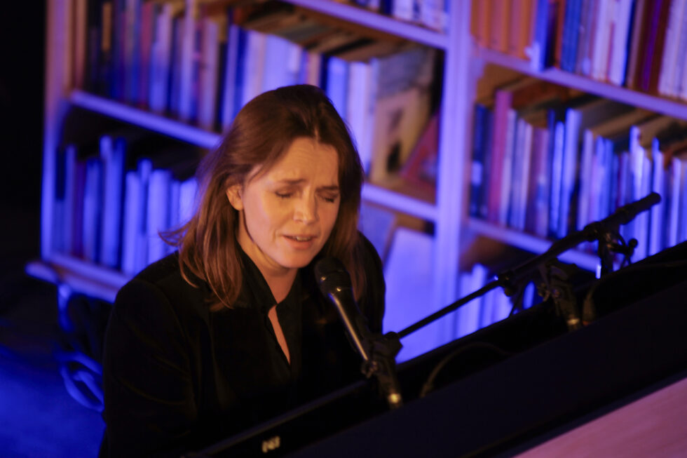 Ingrid Olava ved pianoet skapte en fin opplevelse for de drøyt 90 i publikum på Tyrielden Eidskog bibliotek i forbindelse med markeringen av Hans Børlis fødselsdag, 8. desember.