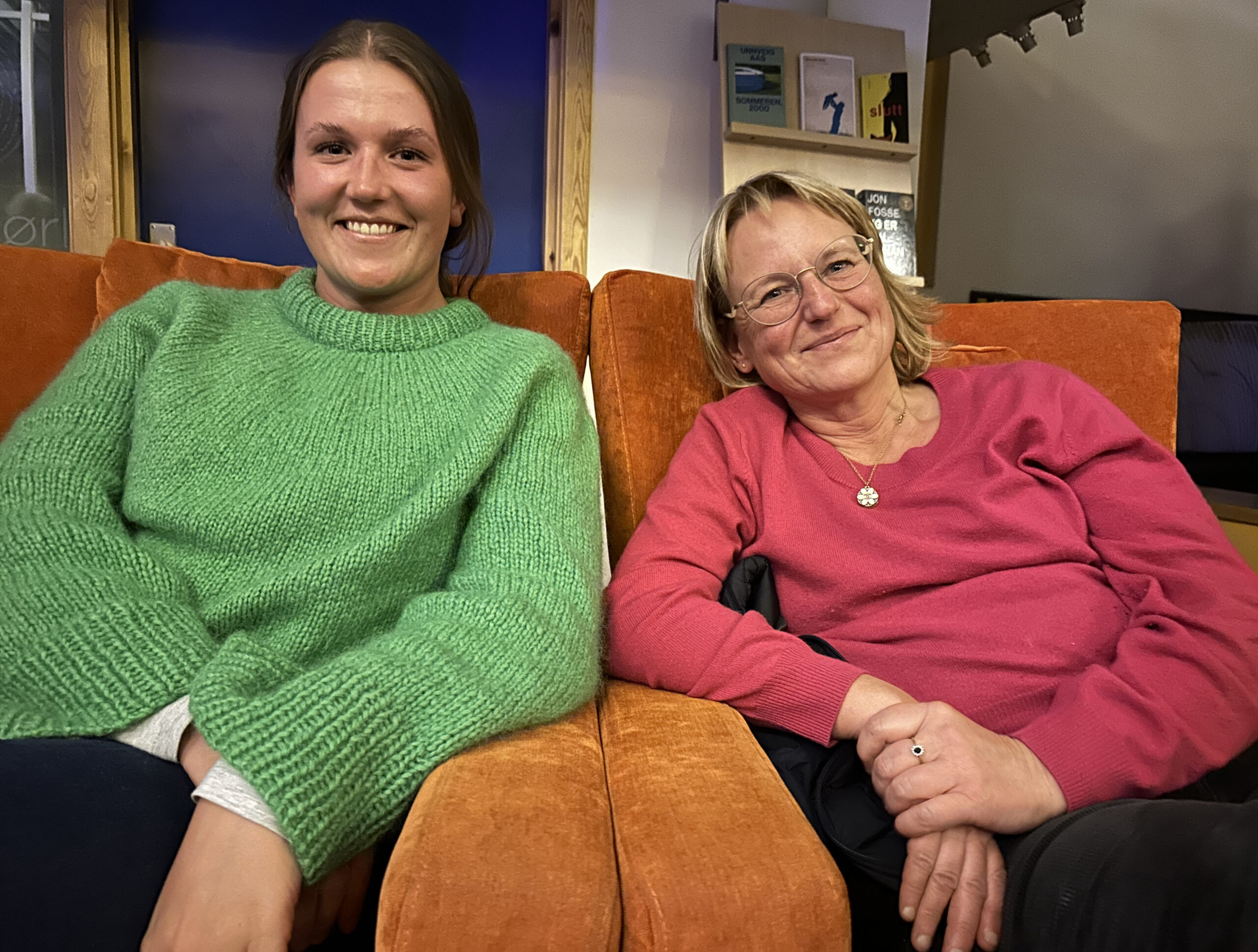 Datter Hanne og mor Hilde Husom kom fra Vinger for å sanke en kulturopplevelse. De var fornøyde med både gode stoler og fin konsert.