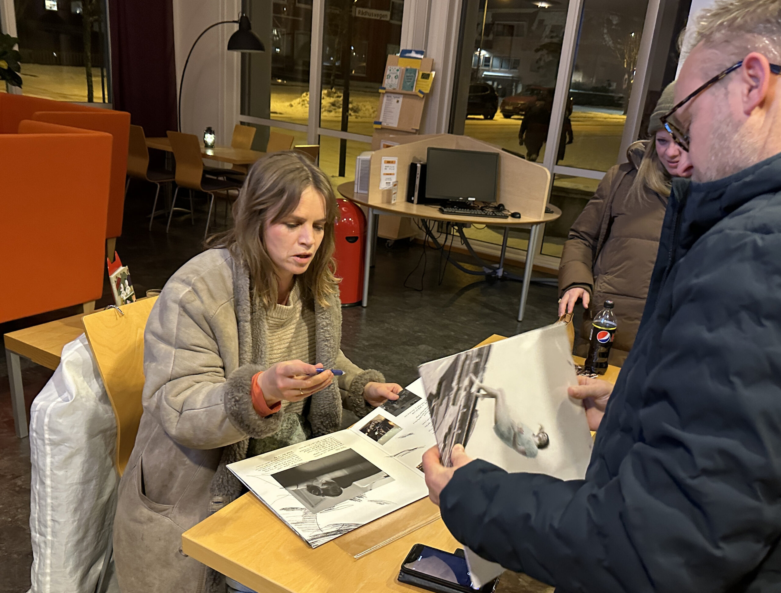 Ingrid Olava tok seg også tid til signering og en prat med publikum etter konserten.
