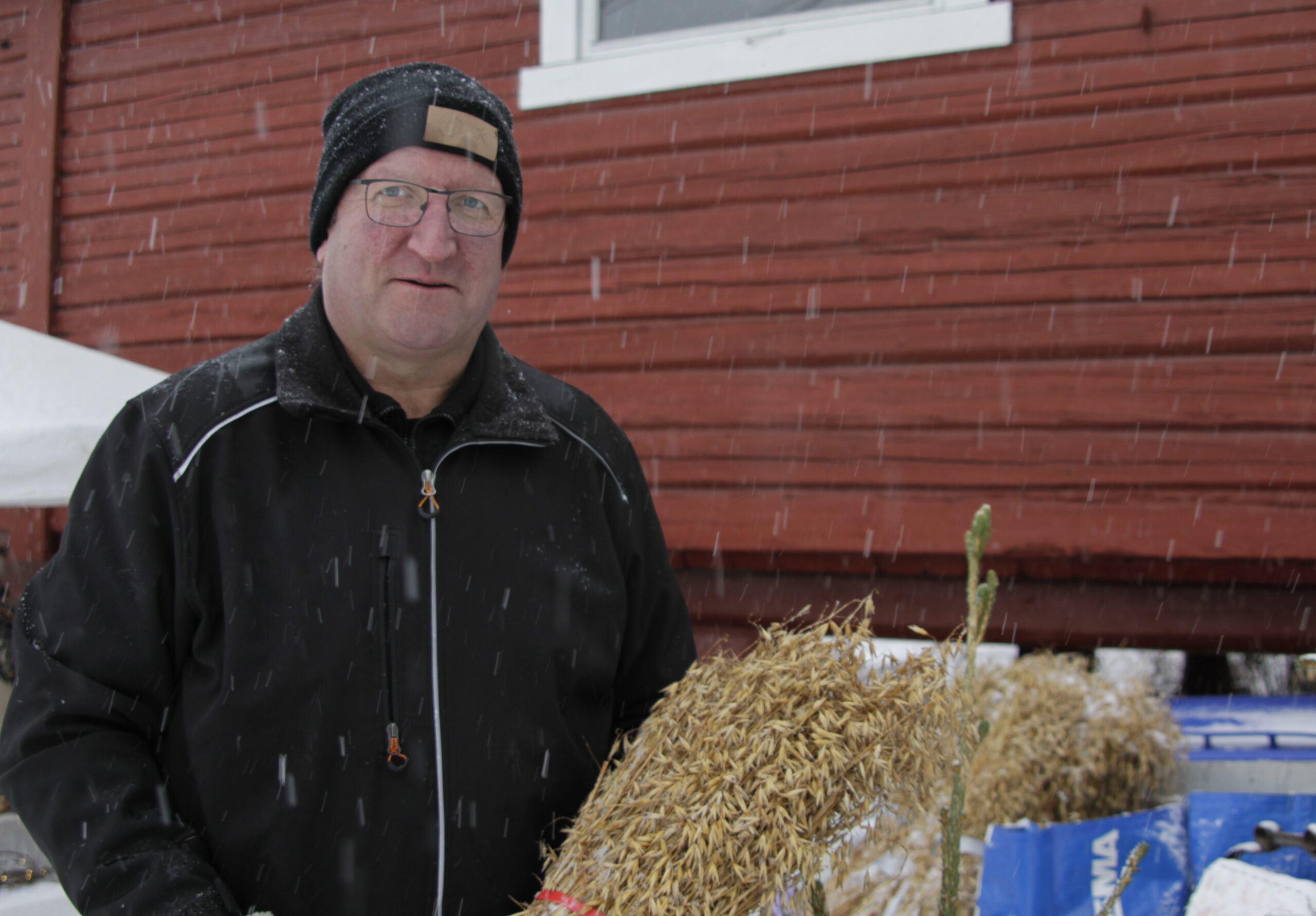 Jarl Ramtjernåsen er på plass for Austmarka samfunnshus, det selges jevnt av både nek og juletrær kan han fortelle.