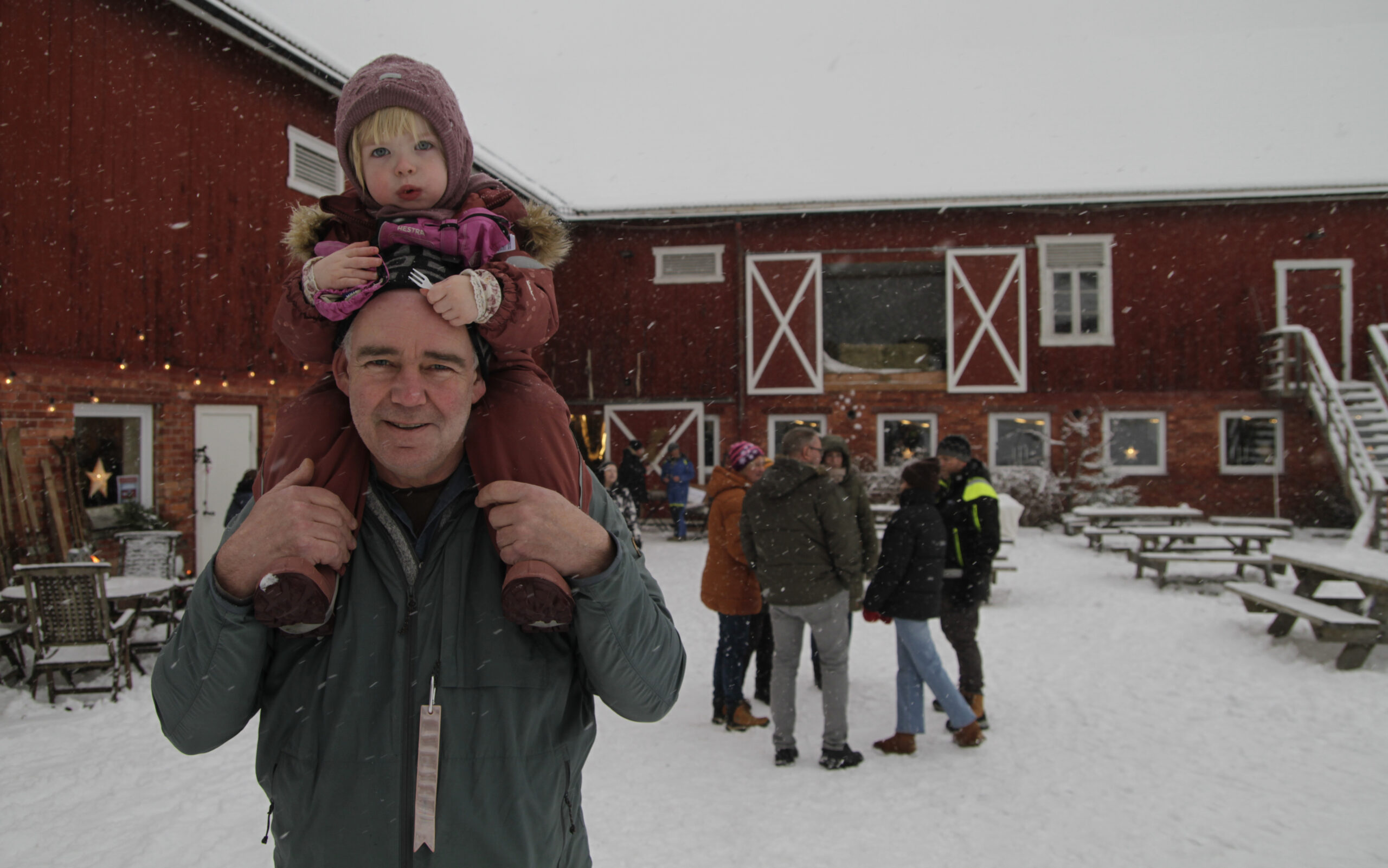 Ebba Mariåsen Corneil koser seg med litt medisterkake, sammen med farfar Iver Corneil i det fine snøværet.