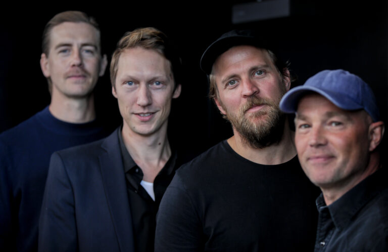 Skuespillerne Pål Sverre Hagen (William), Simon J. Berger (Adam), Tobias Santelmann (Henrik) og Jon Øigarden (Jeppe). Er alle med i dramaserien Exit.