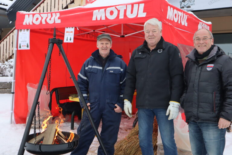 Ove Nordby, Roy Johansen og Yngvar Varhaug er blant de som man kan treffe på juletresalget til Lions på Skotterud.