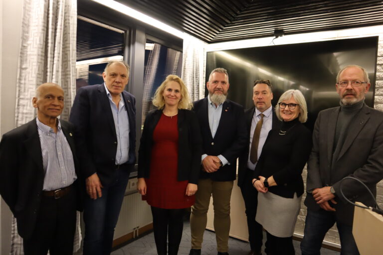 Alle partiene i kommunestyret ble enig om et enstemmig budsjett for 2024. F.v. Kanwal Arora (Pp), Guttorm Kristiansen (H), ordfører Kamilla Thue (Ap), Gjermund Fjeldskogen (FrP), varaordfører Espen Fjeldbu (Ap), Berit Haveråen (Ap) og Viggo Fossheim (Sp).