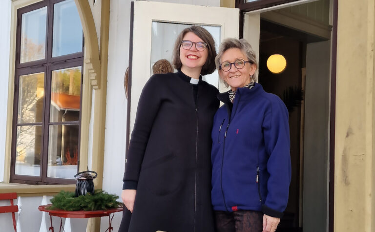 Bettina Eckbo (t.v.) er sogneprest i Eidskog og på nyttårsaften åpner hun prestegården for middag og hyggelig samvær. Toril Snipen, daglig leder i Bramiljø støtter arrangementet og sier det er viktig med slike inkluderende tilbud.