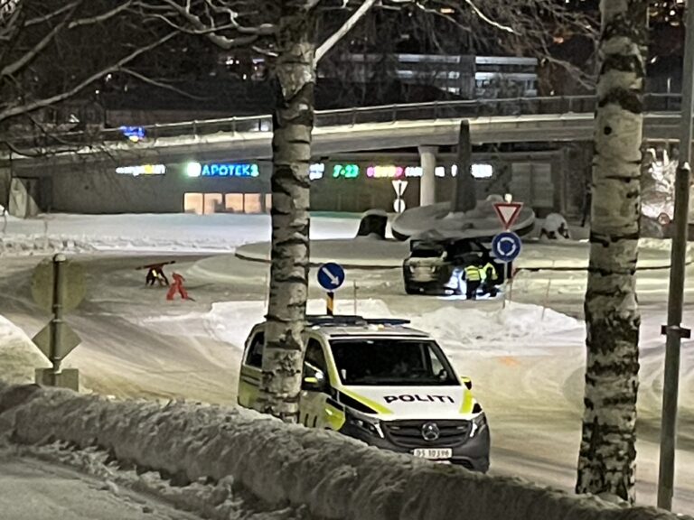 I Sundehjørnet på Kongsvinger stoppet biljakten som førte til at politiet har gått til pågripelse av totalt sju personer i en bortføringssak.