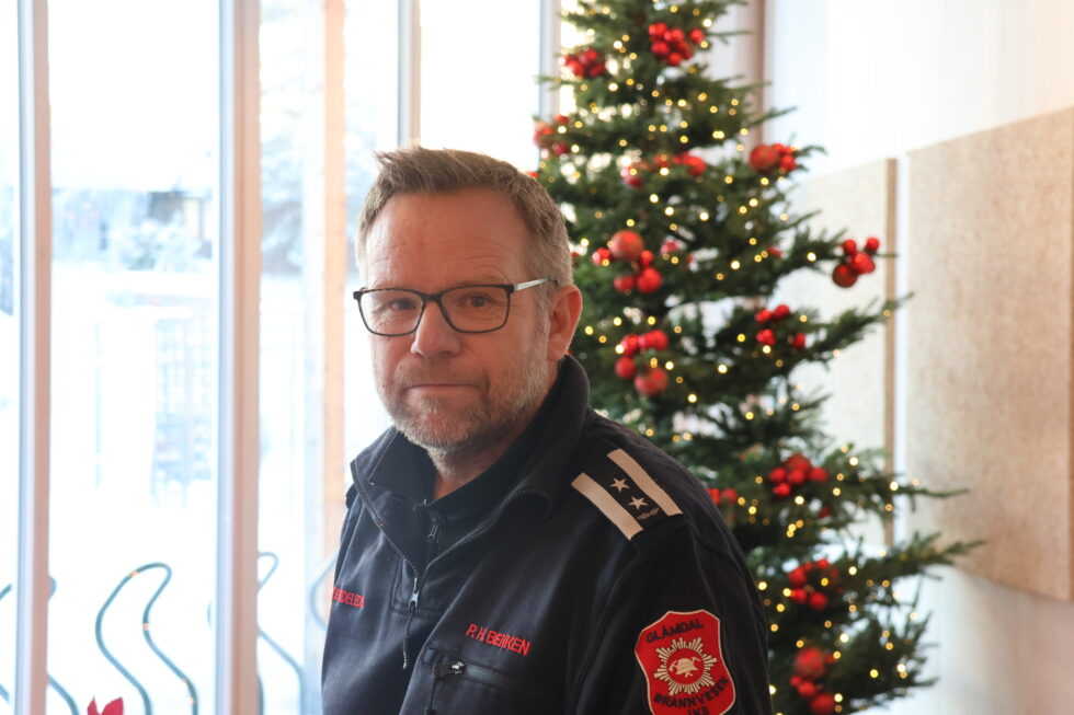 Per Harald Bekken, leder for forebyggende avdeling i Glåmdal Brannvesen IKS oppfordrer alle til å følge bruksanvisninger og bruke beskyttelsesbriller ved bruk av fyrverkerli.