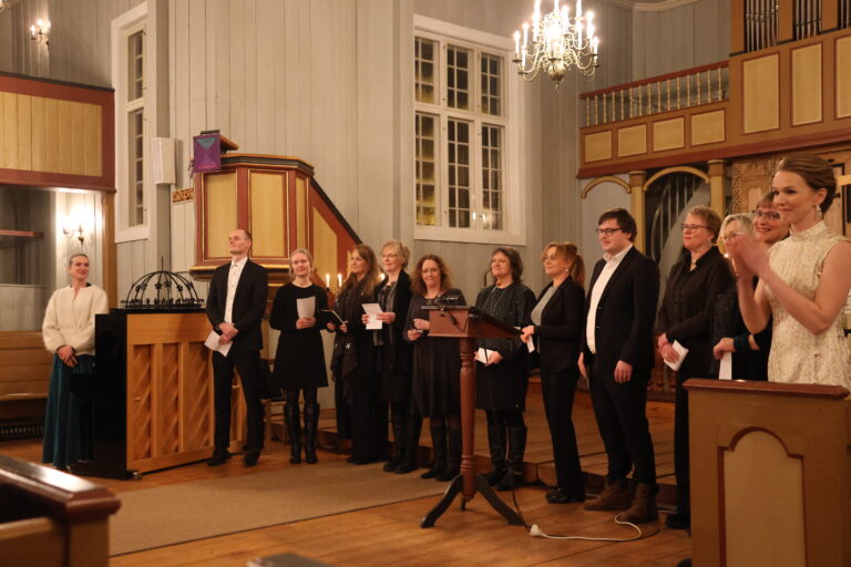 Alle kveldens artister tok i mot publikums stående applaus etter konserten i Eidskog kirke.