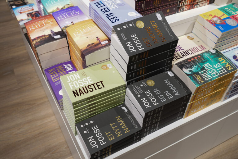 Hensikten med den nye bokloven som trer i kraft 1. januar, er å legge til rette for at det skapes en bred og mangfoldig litteratur av god kvalitet, og at litteraturen er tilgjengelig for alle i Norge. Bildet viser bøker av Jon Fosse i en norsk bokhandel.