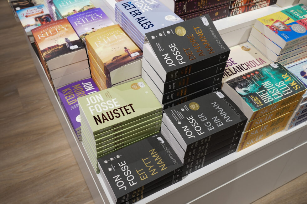 Hensikten med den nye bokloven som trer i kraft 1. januar, er å legge til rette for at det skapes en bred og mangfoldig litteratur av god kvalitet, og at litteraturen er tilgjengelig for alle i Norge. Bildet viser bøker av Jon Fosse i en norsk bokhandel.