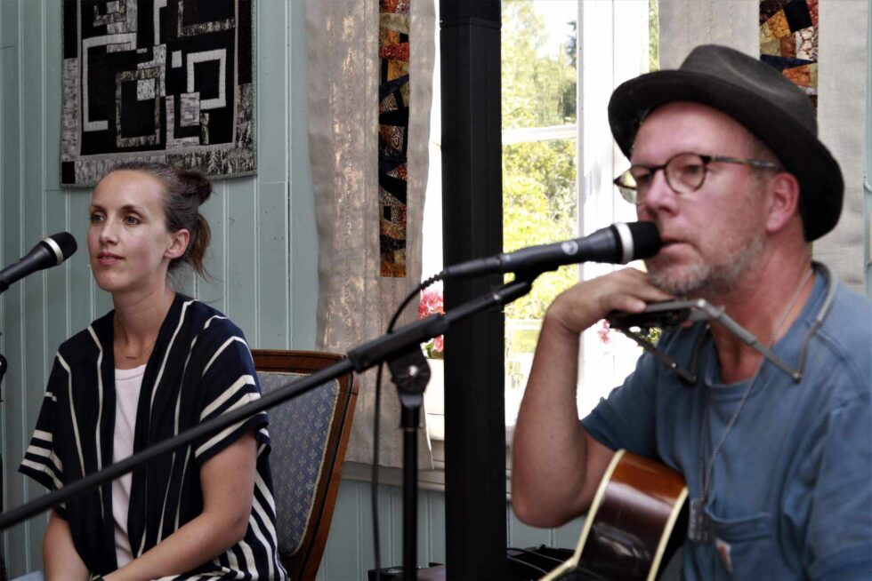Fredag 3. november kommer Elin Moen Rusten og Roy Lønhøiden til Vestmarka kirke for å holde konsert.