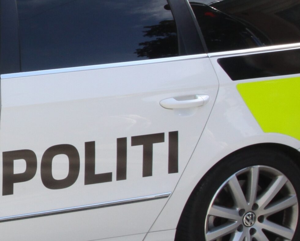 En bil har kjørt av vegen langs riksveg 2 fredag ettermiddag.