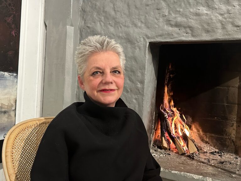 Solveig Grepperud har mange jern i ilden.