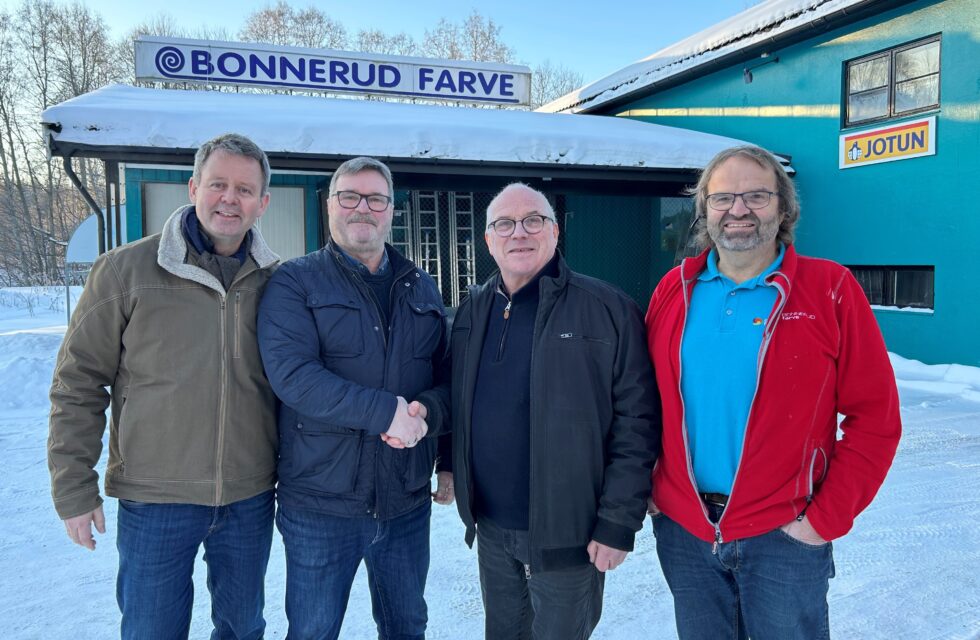 Per Morten Wangen (t.v) og Finn Thore Amundsen fra Stangeskovene kjøper Bonnerud Farve & Interuør på Skotterud av Per Helge Bonnerud og Svein Olaf Sæther.