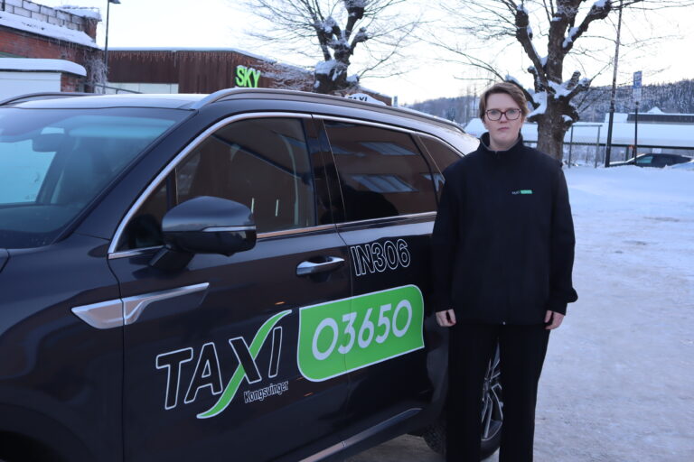 Representant for alle taxi-eierne i Glåmdalsdistriktet Linn-Birgit Kampen Kristensen håper at Pasientreiser OUS og Taxi 03650 kan komme til en enighet snart.