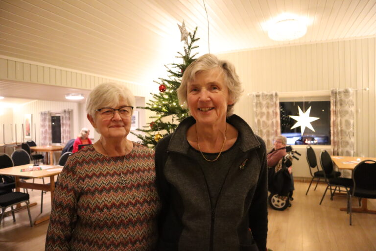 Solveig Delviken og Kirsti Moli Verpe er glad i å feire jul, og syns det er stas å ha juletrefest på nyåret.