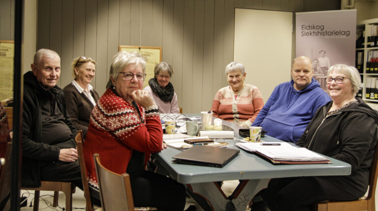 Berit Irene Fjeld (i rød jakke), Jan Thore Bekkåsen, Kjersti Gaustad, Laila Woitzik Åslie, Ellen Tuhus, Tommy Brattbo og Bjørg Halle er styret i Eidskog Slektshistorielag. Det er 20 år siden Eidskog Slektshistorielag ble stiftet, i fjor flyttet de til egne lokaler på Magnor.