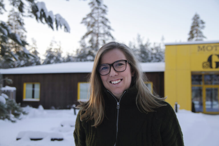 Cilia Kyle, daglig leder på G-Kroen Motell & Restaurant, møter det nye året med optimisme, men er også spent på utviklingen i folks økonomi.