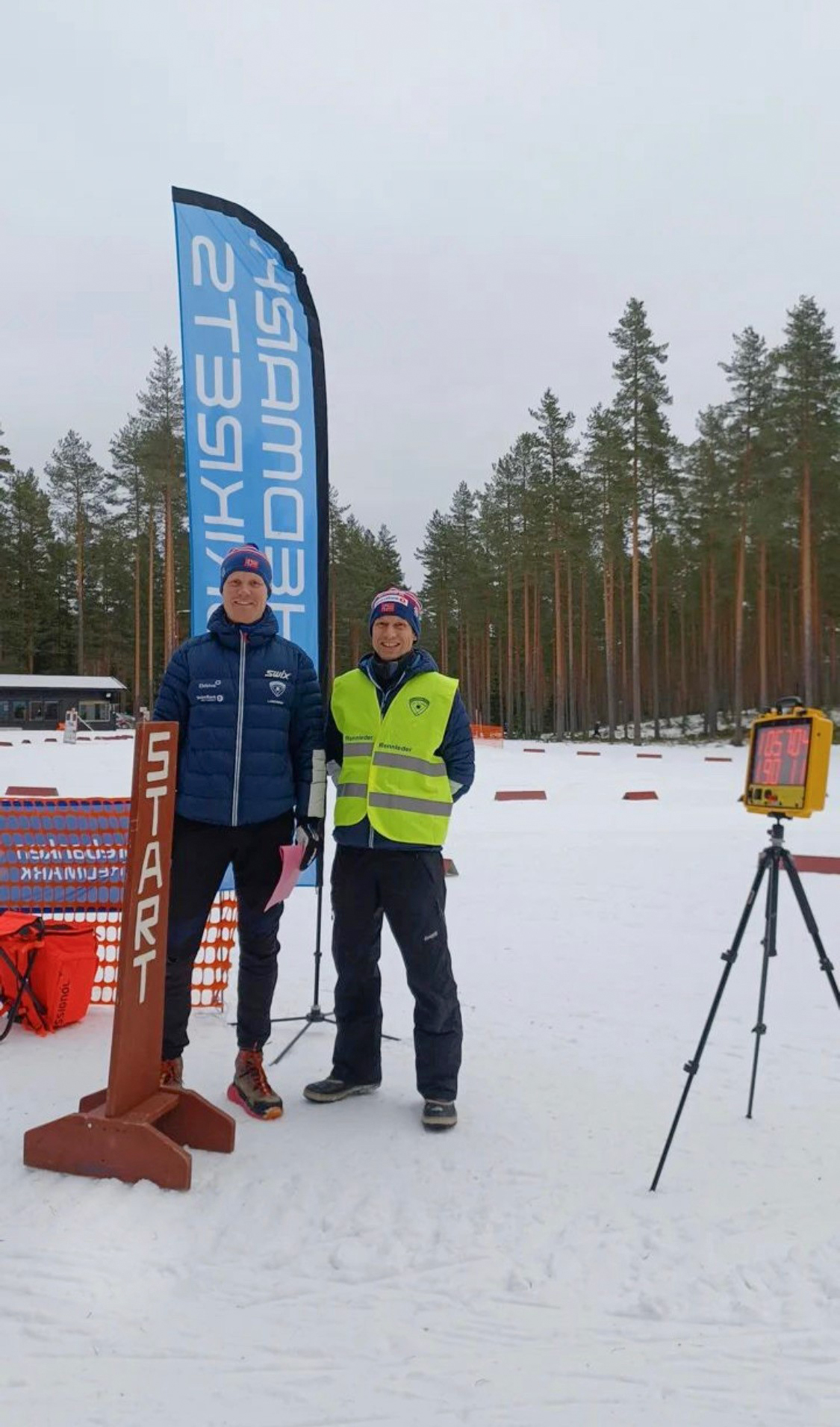 Rennleder Torgrim Finsrud (til høyre), ser frem til første runde i skikarusellen på Magnor. Her sammen med Magnus Bergersen, som er ansvarlig for startområdet.