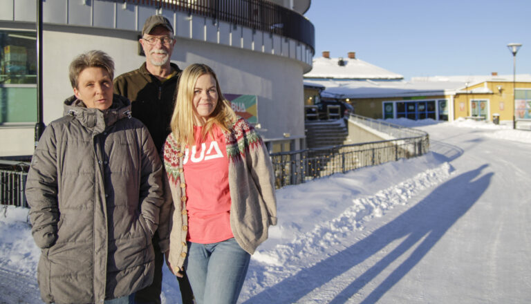 En fin og snørik vinter gjør at etterspørselen etter ski og annet vinterutstyr er stor hos BUA Eidskog, forteller Tanja Nybakk (t.v.), Jarle Fjeld og Jenny Fjeld.