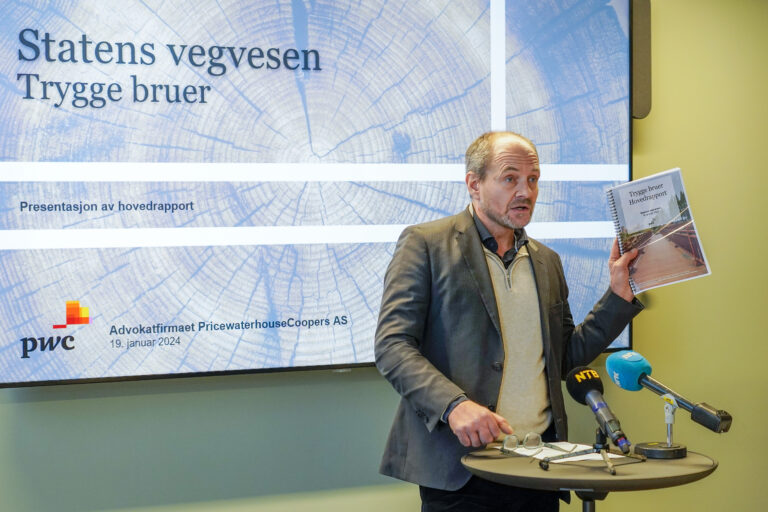 Direktør Stig Rune Johnsen i PwCs granskningsenhet la fredag fram sin rapport som Statens vegvesen bestilte om Tretten bru.