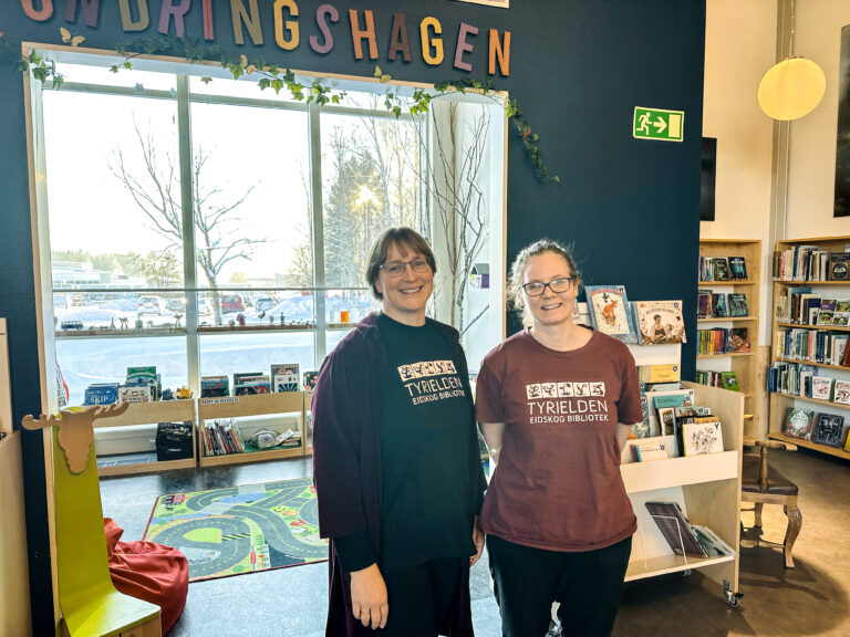 Ingunn Espeland ved Tyrielden Eidskog bibliotek er gleder seg over alle utlån i 2023. Her sitter hun med noen av de mest populære bøkene og tidsskrift.