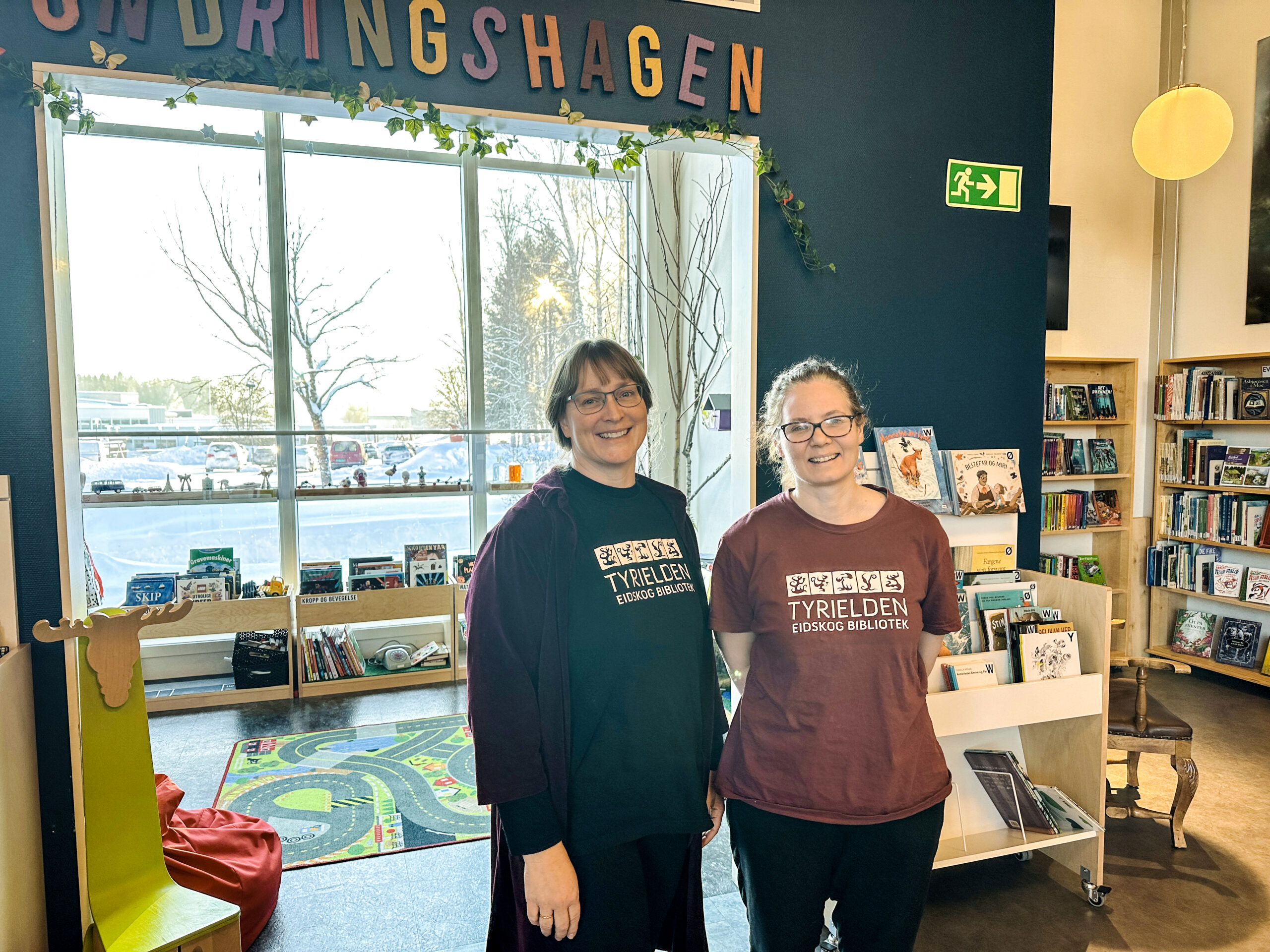 Randi Heggland Strøm (t.v.) og Ingunn Espeland mener at meråpent bibliotek gir mer liv i biblioteket og spesielt Undringshagen er mye brukt.