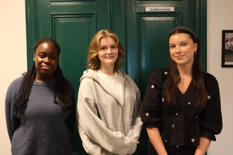 Katharina Udoka Ukachukwu, Cine Fagernæs Tråstadkjølen og Ingrid Walberg Nilsen fra elevrådet på Øvrebyen videregående skole håper at deres nye tiltak kan hjelpe til med å redusere eksludering.