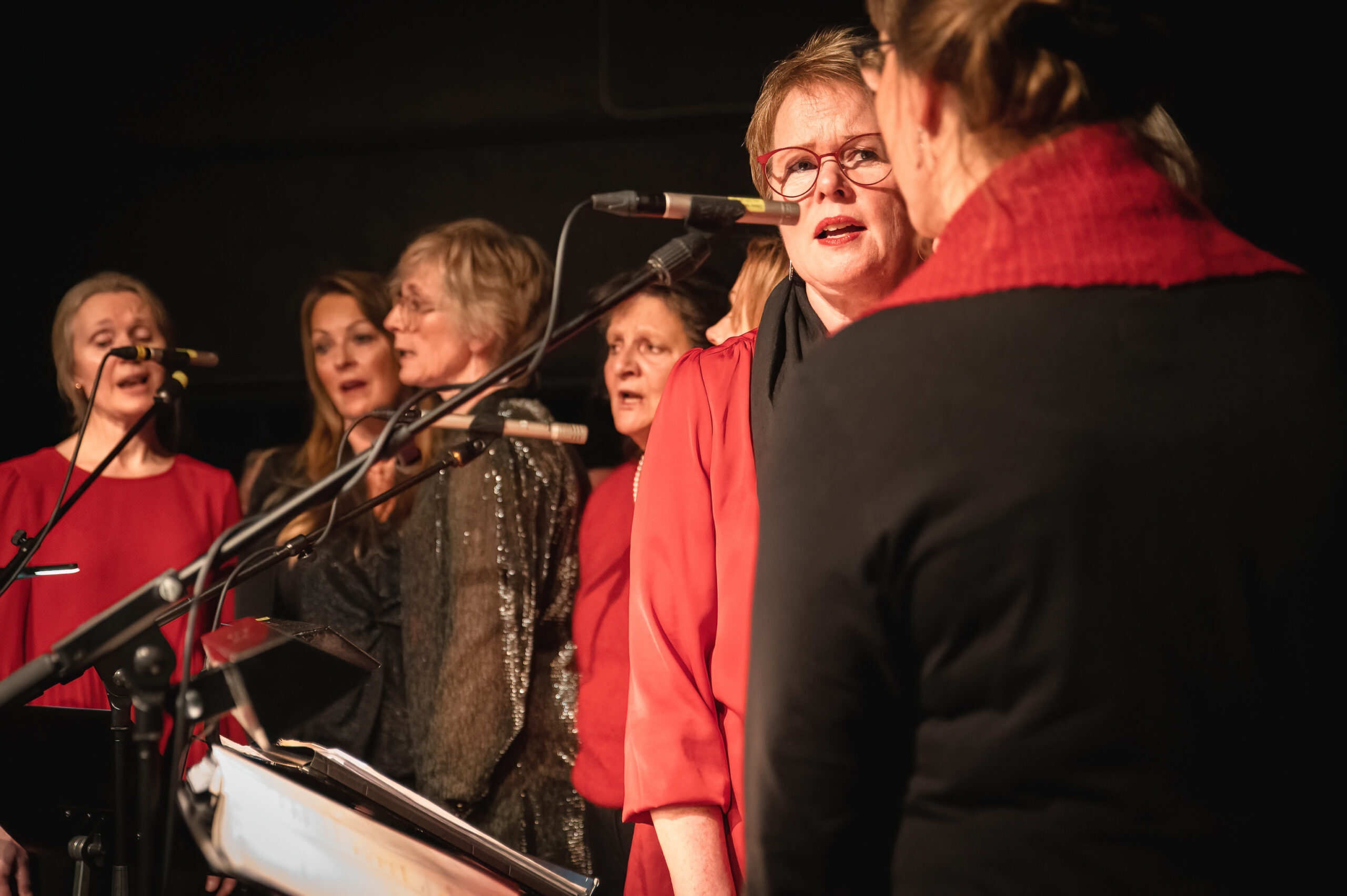 Korsettene synger både a capella og sammen med andre musikere.